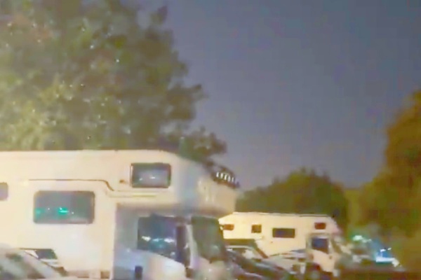 深圳灣公園停車場房車聚集引關(guān)注，網(wǎng)友呼吁劃專屬區(qū)域，車主盼完善補給設(shè)施